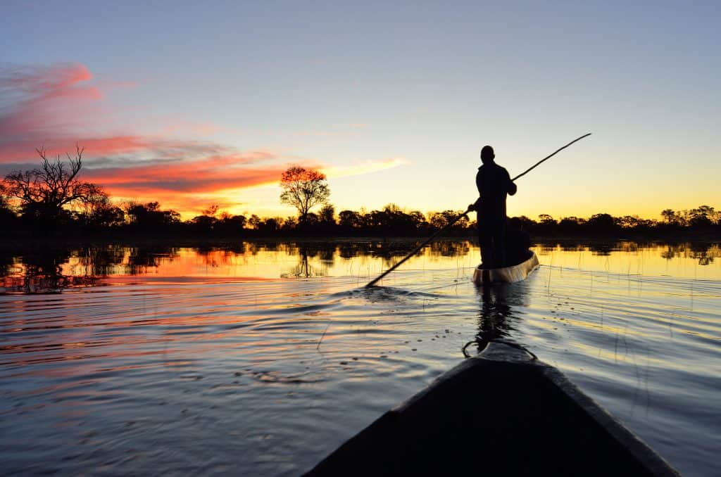 varen tijdens zonsondergang okavango delta botswana Varen tijdens zonsondergang in de Okavango Delta, Botswana