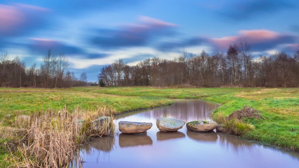 hunebed stenen kleine rivier drenthe Hunebed stenen over een kleine rivier in Drenthe