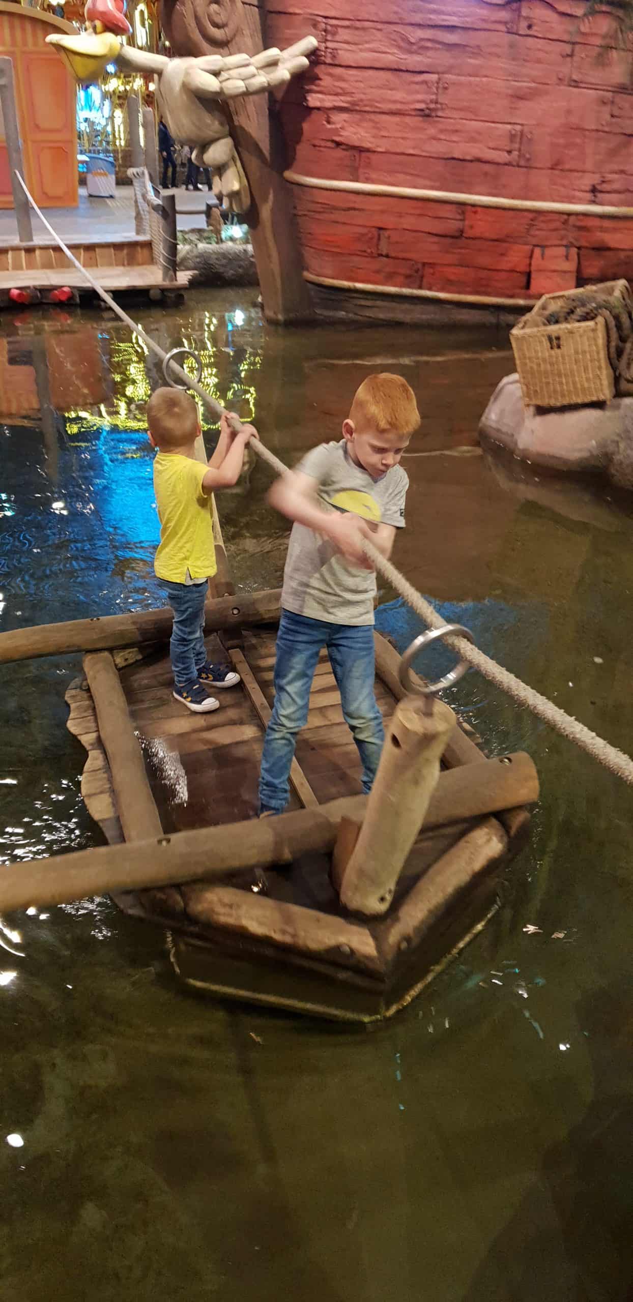 kinderen vlot animazia scaled Kinderen op een vlot in Animazia