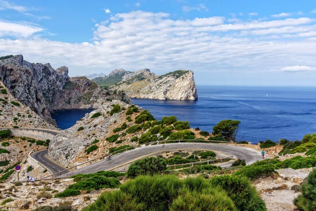 Kronkelende weg naar Cap de Formentor op Mallorca, Spanje