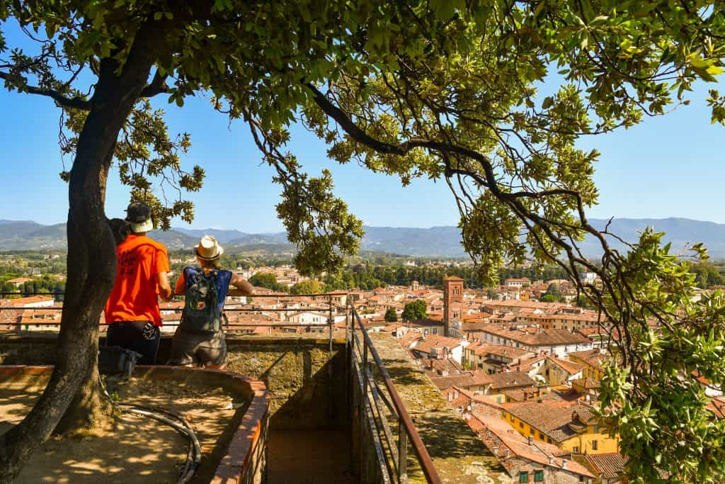 stadsmuren lucca met toeristen Stadsmuren van Lucca met toeristen
