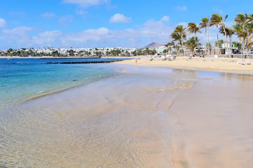 strand las cucharas costa teguise lanzarote Strand van Las Cucharas in Costa Teguise, Lanzarote