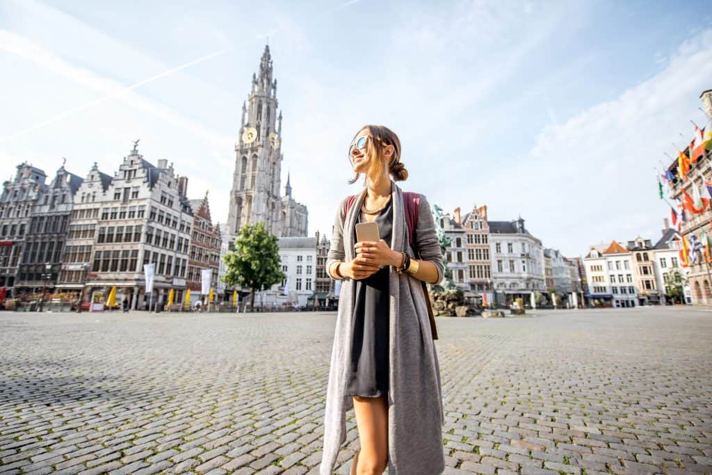 vrouw grote markt antwerpen Vrouw op de grote markt in Antwerpen