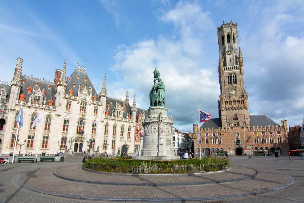 marktplein en de belfort toren in brugge belgie Marktplein en de Belfort toren in Brugge, België
