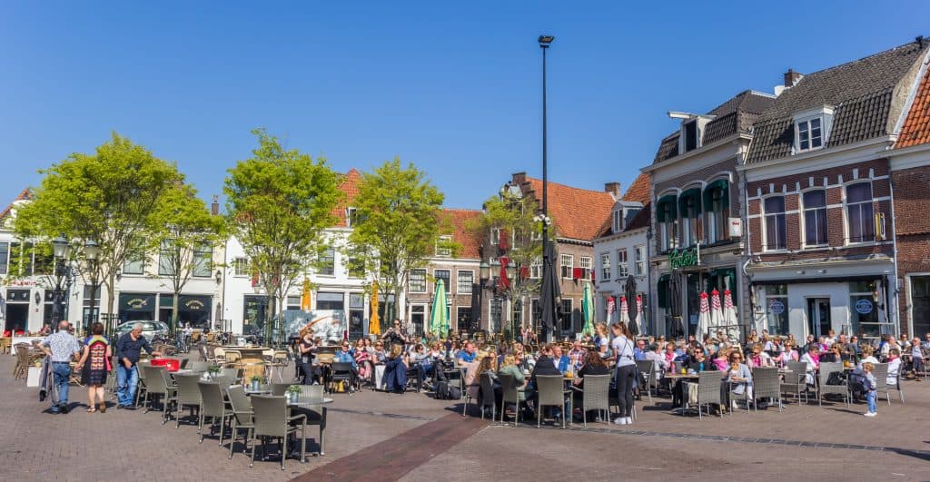 mensen terras hof Mensen op het terras op de hof