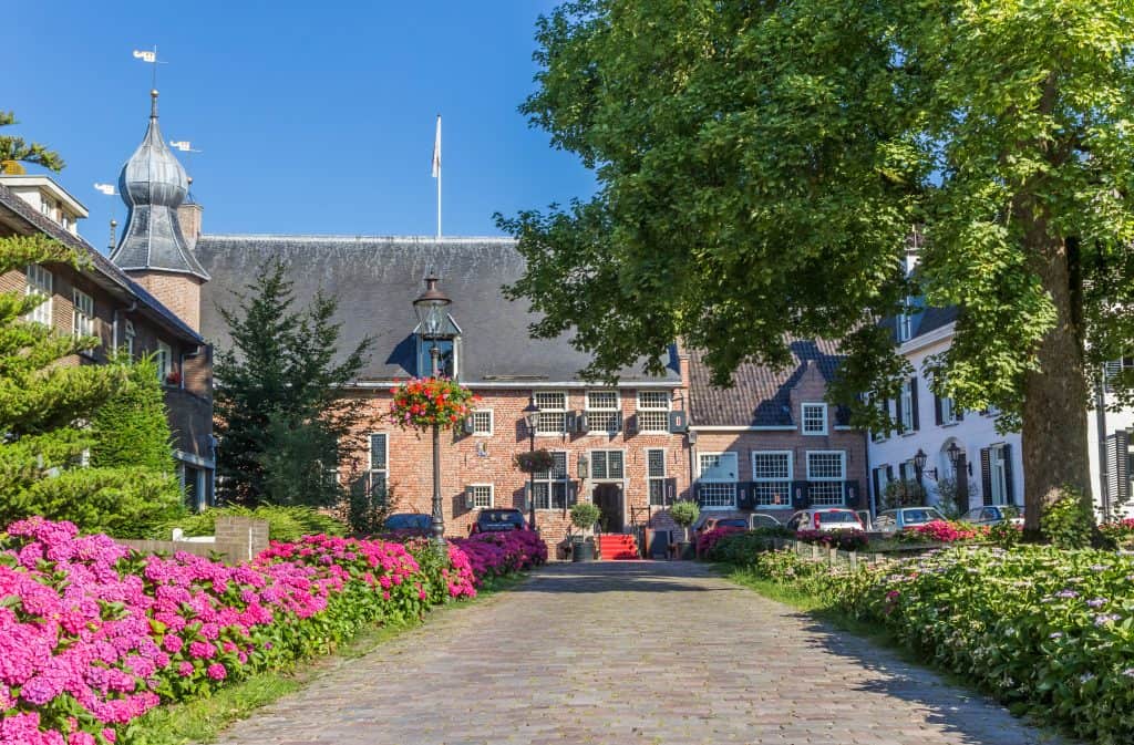 straat met bloemen uitzicht kasteel coevorden Straat met bloemen en uitzicht op kasteel van Coevorden
