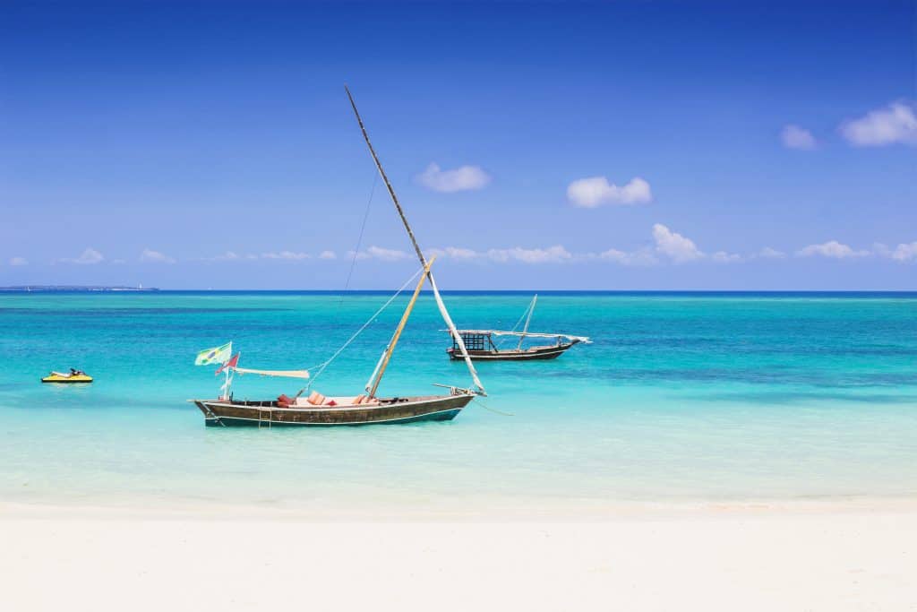 Zeilen voor de kust van Zanzibar