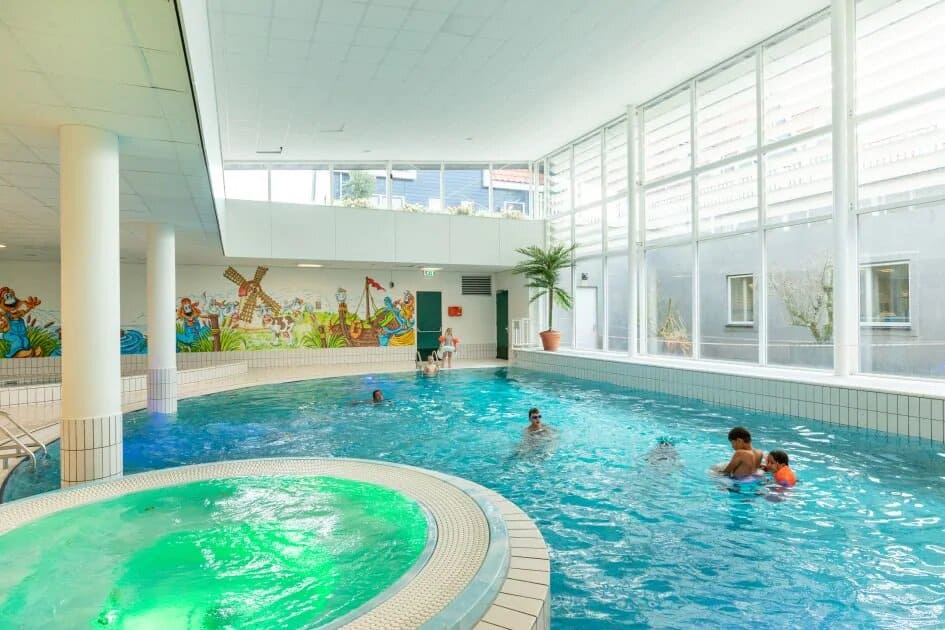 Zwembad van Roompot Marinapark Volendam