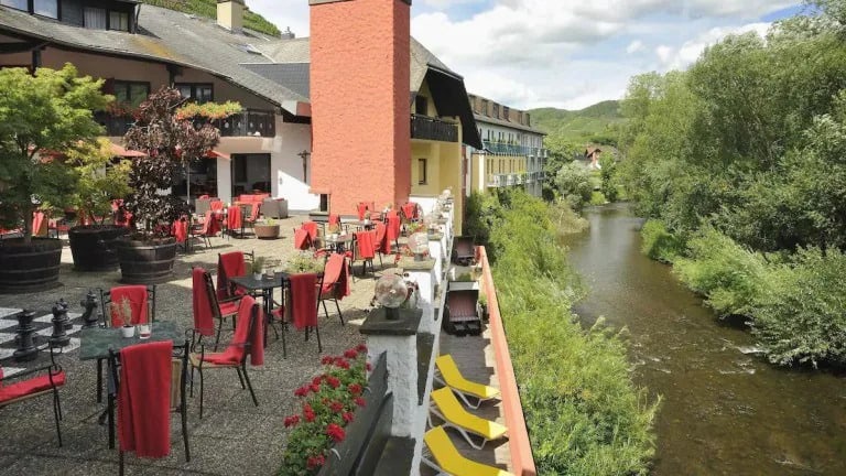 terras en uitzicht van mayhotel Terras en uitzicht van MayHotel
