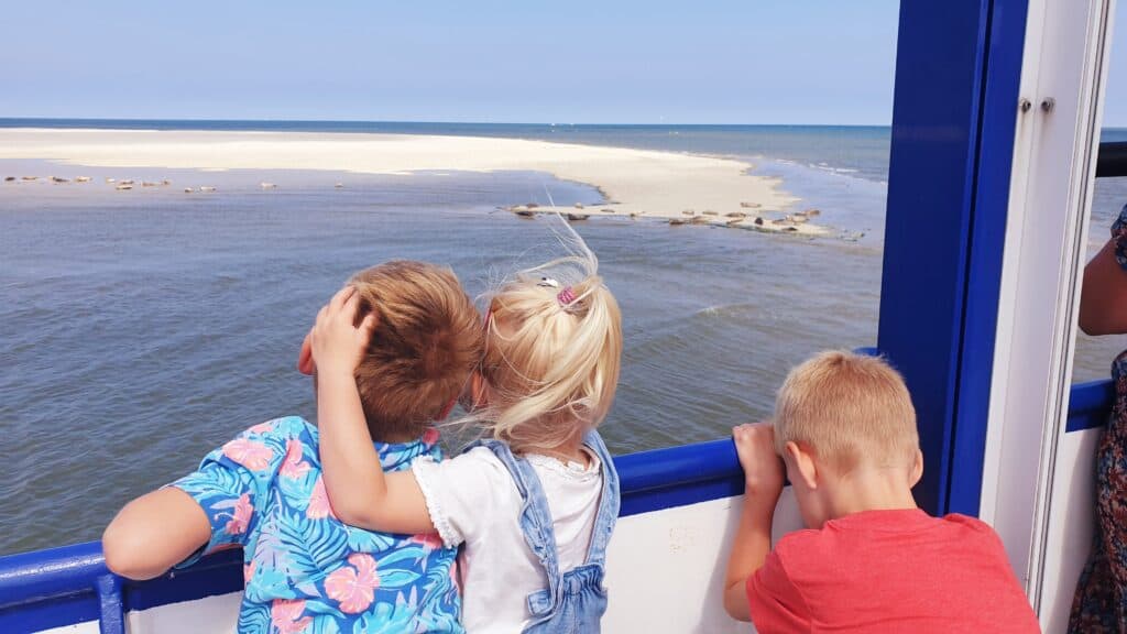 Met drie kinderen op de Robbenboot kijkend naar zeehonden