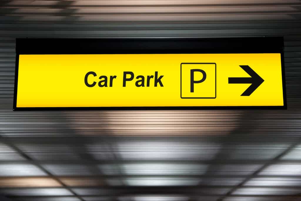 bord naar parking op een luchthaven Bord naar parking op een luchthaven