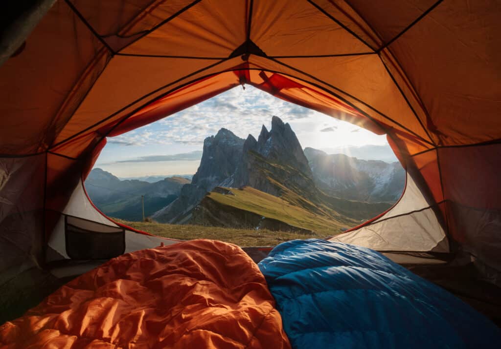 Uitzicht vanuit een tent op de bergen