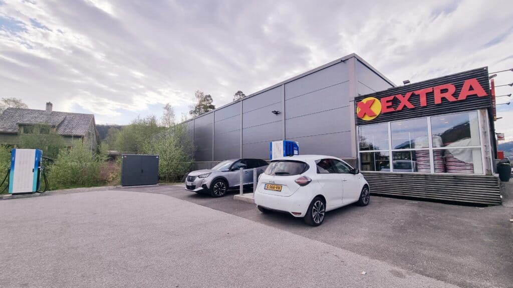 laden met een elektrische auto bij een supermarkt in noorwegen Laden met een elektrische auto bij een supermarkt in Noorwegen