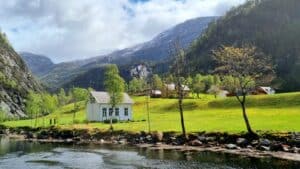Uitzicht op de natuur en huizen in Noorwegen