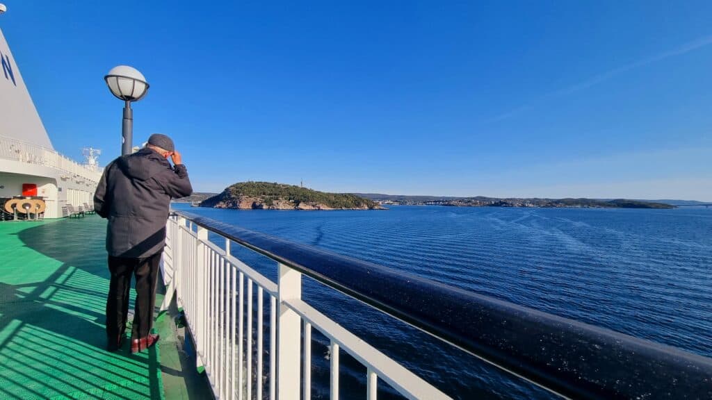 uitzicht vanaf de veerboot op de kust van noorwegen Uitzicht vanaf de veerboot op de kust van Noorwegen