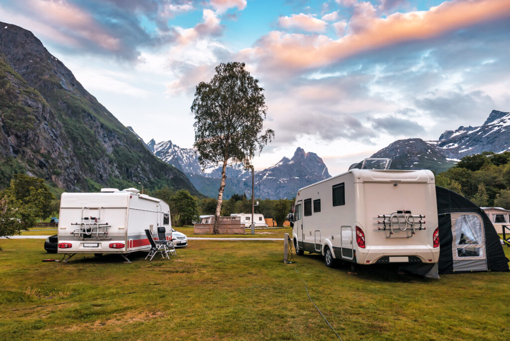 caravan en camper tijdens zonsondergang Caravan en camper tijdens zonsondergang