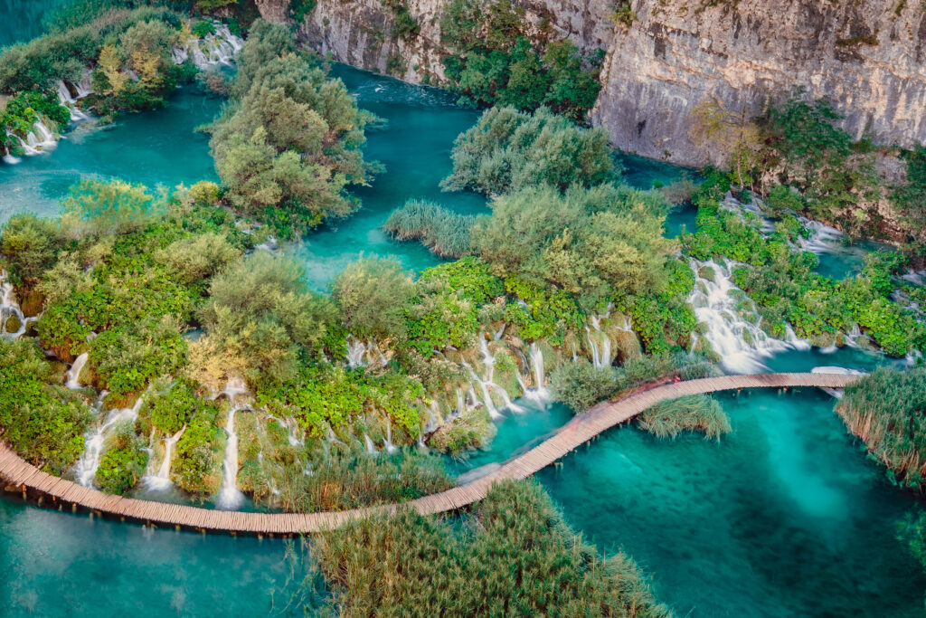luchtfoto van de watervallen bij de plitvice meren in kroatie Luchtfoto van de watervallen bij de Plitvice meren in Kroatië
