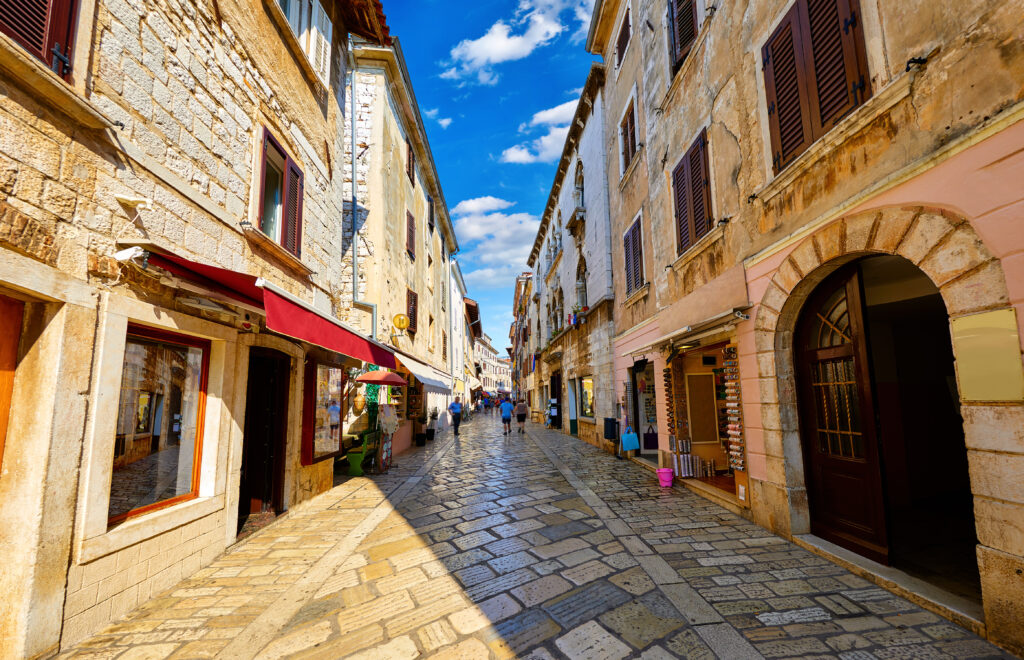 oude straat in porec kroatie Oude straat in Poreç, Kroatië