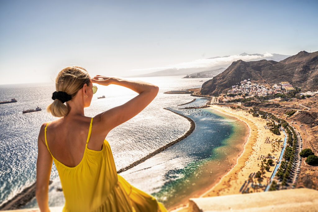 vrouw kijkt uit over het las teresitas strand op tenerife Vrouw kijkt uit over het Las Teresitas strand op Tenerife