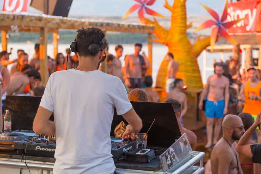 dj aan het draaien op het strand DJ aan het draaien op het strand