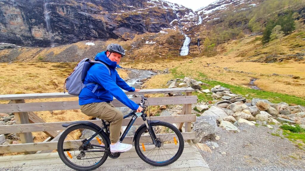 mark op een mountainbike bij een waterval Mark op een mountainbike bij een waterval