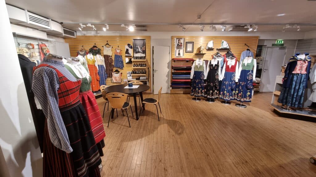 winkel met traditionele noorse kleding in noorwegen Winkel met traditionele Noorse kleding in Noorwegen
