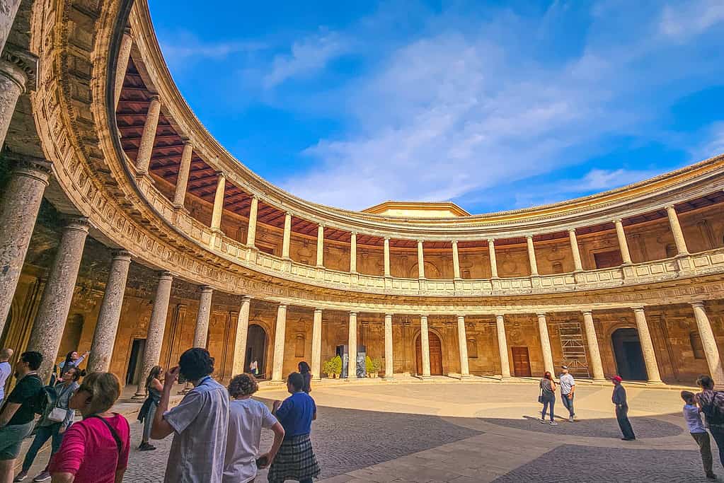 binnenplaats paleis van karel v alhambra granada Binnenplaats van het paleis van Karel V in het Alhambra, Granada