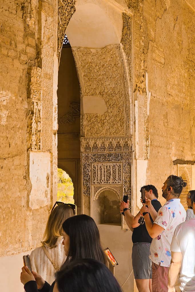 islamitische symbolen nasrid paleis alhambra granada Islamitsche symbolen in de muren van het Nasrid paleis in het Alhambra, Granada